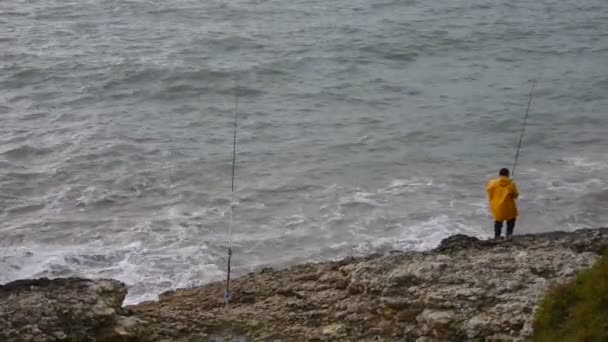 Pescador de pesca na praia com ondas na costa — Vídeo de Stock
