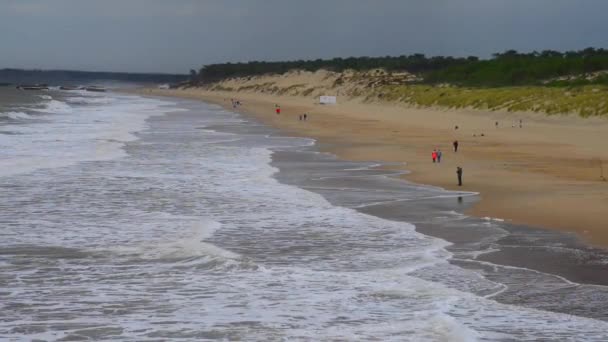 Playa atlántica un día de invierno — Vídeo de stock