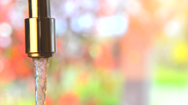 Питна вода, що тече з відкритого крана — стокове відео