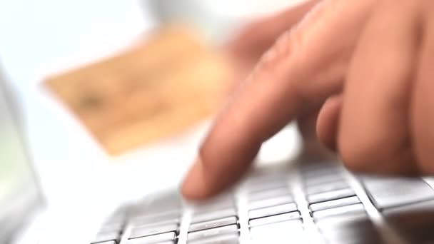 Usando cartão de crédito- transações financeiras on-line com Notebook — Vídeo de Stock