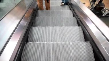 Hareketli yürüyen merdiven ve insanlar