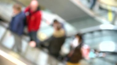 Hareketli yürüyen merdiven ve insanlar