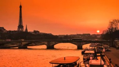 Zaman sukut-Paris gece-turist teknelerle Seine üzerinde yelken