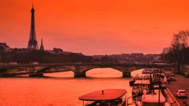 Zaman sukut-Paris gece-turist teknelerle Seine üzerinde yelken