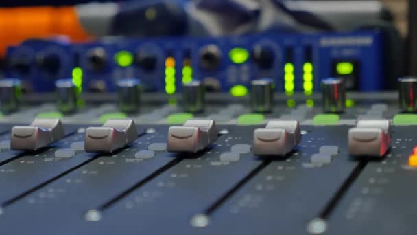Control deslizante de tablero de mezcla de audio — Vídeo de stock