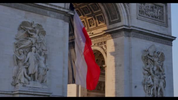 Arc de Triomphe in Parijs en de Franse vlag — Stockvideo