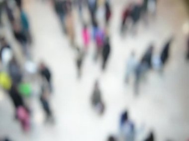 Bir grup insan bulanık hareket yürüme