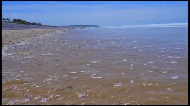 Hav, Sand och stenar, Normandie, Frankrike — Stockvideo