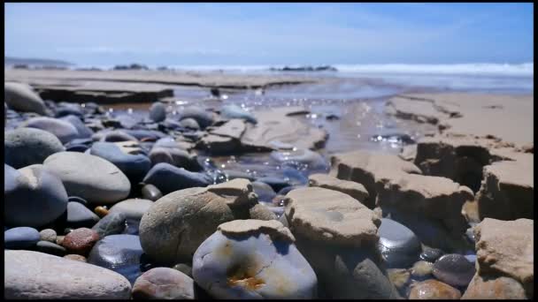 Moře, písek a skály, Normandie, Francie — Stock video