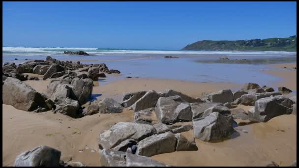 Mar, Arena y rocas, Normandía, Francia — Vídeo de stock