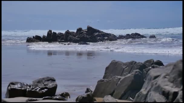 Deniz, kum ve kaya, Normandie, Fransa — Stok video