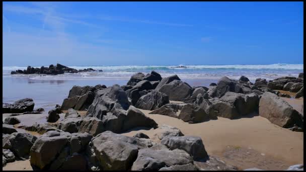 Mar, Arena y rocas, Normandía, Francia — Vídeos de Stock