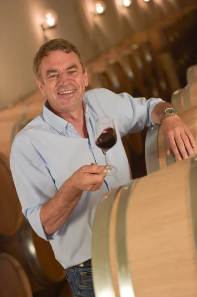 Man tasting wine in cellar, Saint-Emilion, Bordeaux Wineyard, Fr — Stock Photo, Image