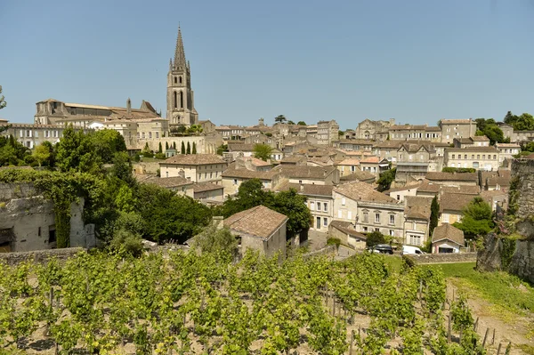 Weinberg und Dorf Saint-Émilion — Stockfoto