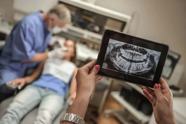 Zahnarztpraxis-digitales Tablet mit Röntgenbild des Patienten — Stockfoto