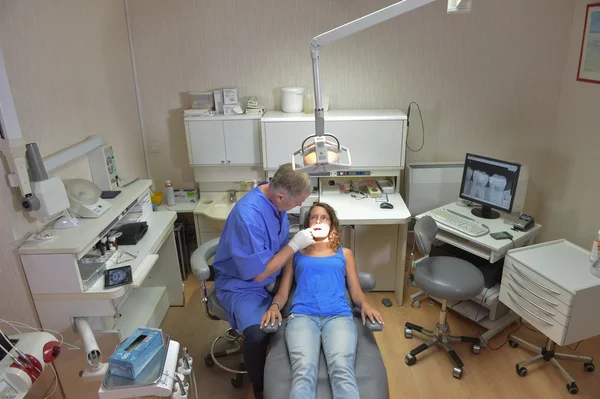 妇女在牙医 — 图库照片