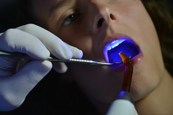 Женщина, проходящая стоматологическую процедуру — стоковое фото