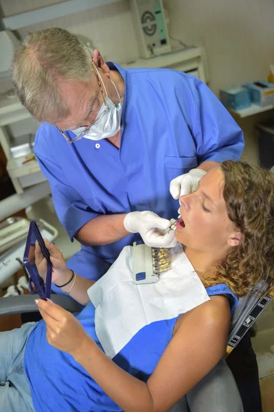 Kobiety u dentysty — Zdjęcie stockowe