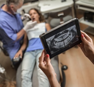 Diş hekimi Office dijital tablet bir hasta x-ışınları ile
