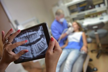Diş hekimi Office dijital tablet bir hasta x-ışınları ile