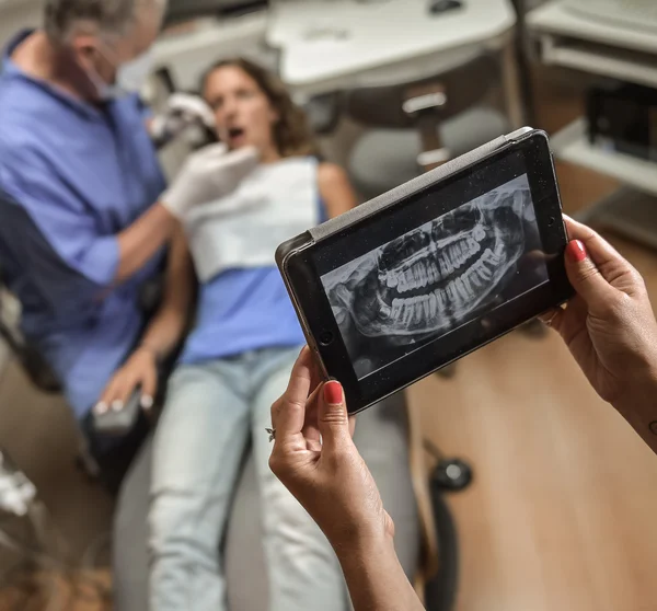 牙医办公室数字平板电脑与患者 x 光片 — 图库照片
