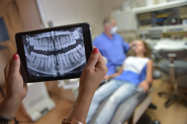 Dentiste Bureau numérique tablette avec un patient rayons X — Photo