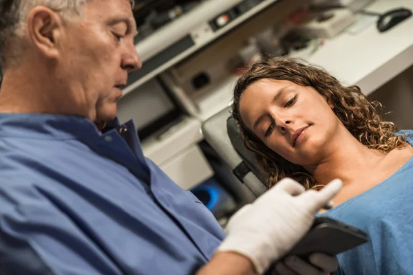 Tableta digital del dentista Office-A con radiografías de pacientes — Foto de Stock