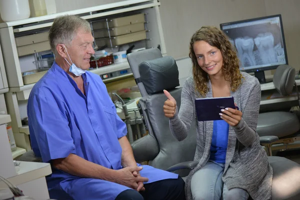 Junge Frauen glücklich beim Zahnarzt — Stockfoto