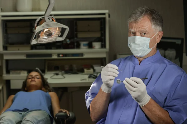 Dentist doing dental examination — Stock Photo, Image