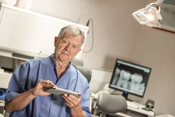 Стоматолог використовує цифровий планшет в офісі — стокове фото