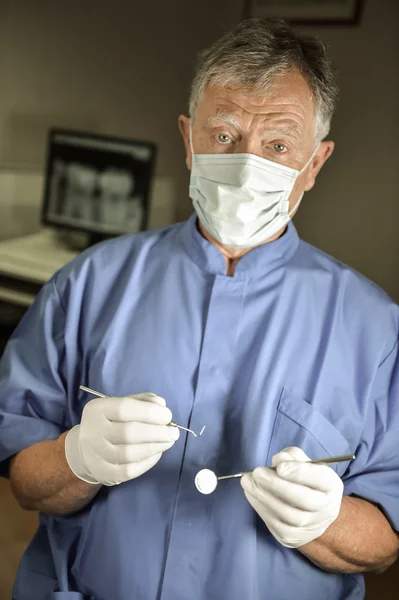 Стоматолог проводит обследование зубов — стоковое фото