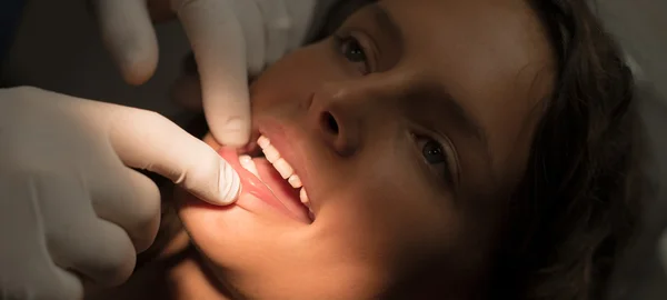 Dişçi genç kadınlara — Stok fotoğraf
