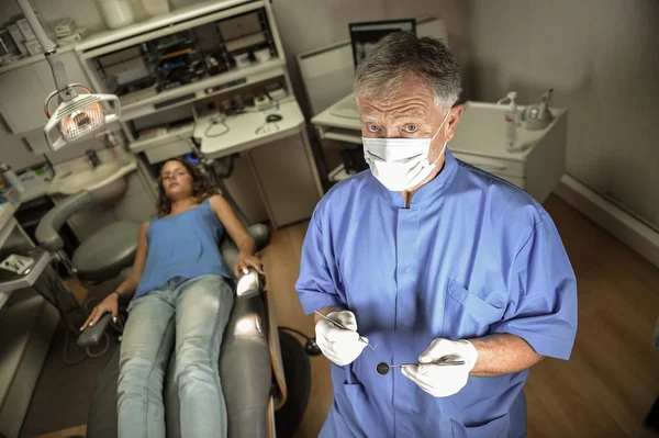 Dentysta robi badanie stomatologiczne — Zdjęcie stockowe