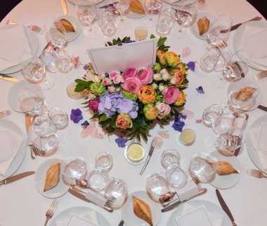 Bir tablo için resmi bir akşam yemeği ayarla