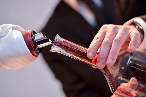 Decantação de vinho tinto - transferência de vinho para uma garrafa — Fotografia de Stock