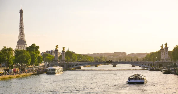 Eyfel Kulesi beri Alexandre III Köprüsü Paris, Fransa — Stok fotoğraf