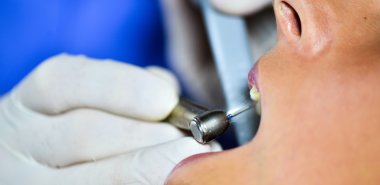 Diş hekimi kadınlara