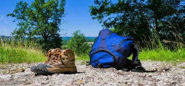 Şarap Turizm-hiking ayakkabı çifti çim vineya çevrili