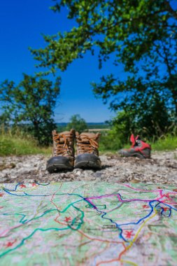 Şarap Turizm-hiking ayakkabı çifti çim vineya çevrili