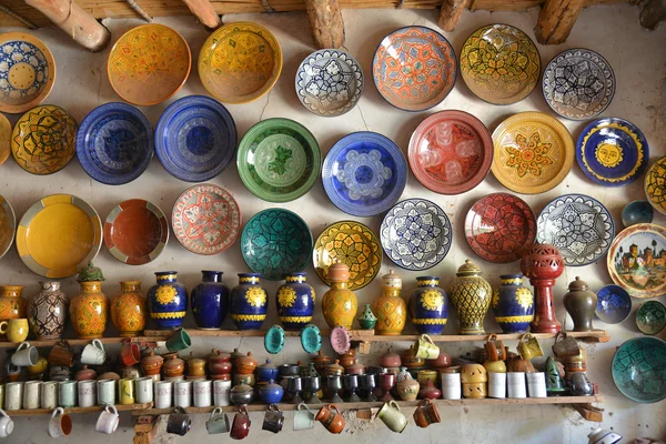 Cerámica de colores en venta en la Medina de Marrakech, Marruecos — Foto de Stock