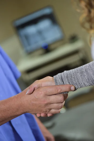 Dentista che accoglie un paziente — Foto Stock