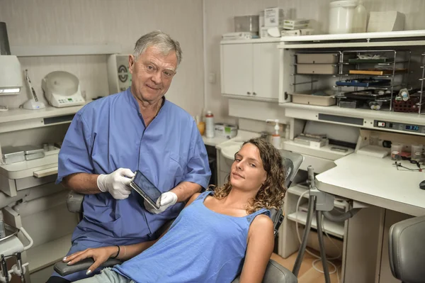 Dentist Office-A digital tablet with a patients x-rays — Stock Photo, Image