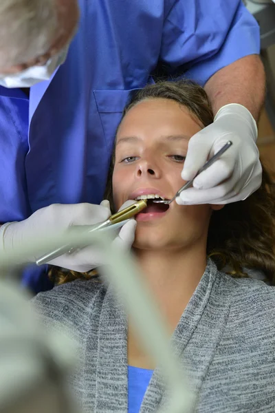 Młode kobiety u dentysty — Zdjęcie stockowe