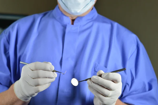 Dentysta robi badanie stomatologiczne — Zdjęcie stockowe