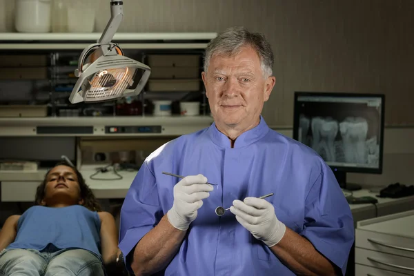 Dentist doing dental examination — Stock Photo, Image