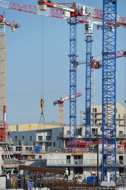 İnşaat vinçleri ve mavi gökyüzü karşı site
