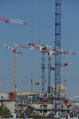 İnşaat vinçleri ve mavi gökyüzü karşı site
