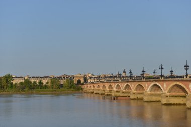 Fransa, Bordeaux, 33, Pierre Köprüsü ve Saint Michel church