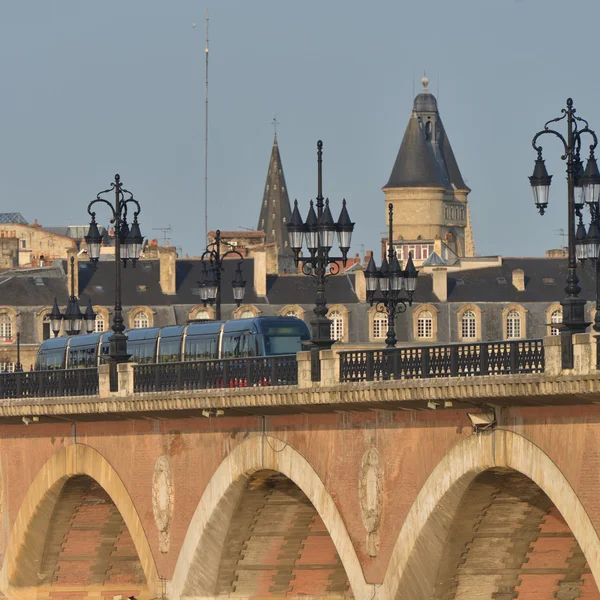 Frankrijk, Bordeaux, 33, Pierre brug en Saint Michel kerk — Stockfoto