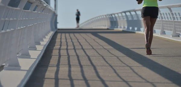 Mulheres que correm em ponte urbana, Bordéus, França — Fotografia de Stock